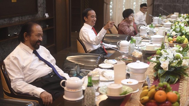Jokowi dan para ketum parpol bisa memilih di antara nasi goreng kecombrang, steak salmon, dan steak tenderloin sapi.