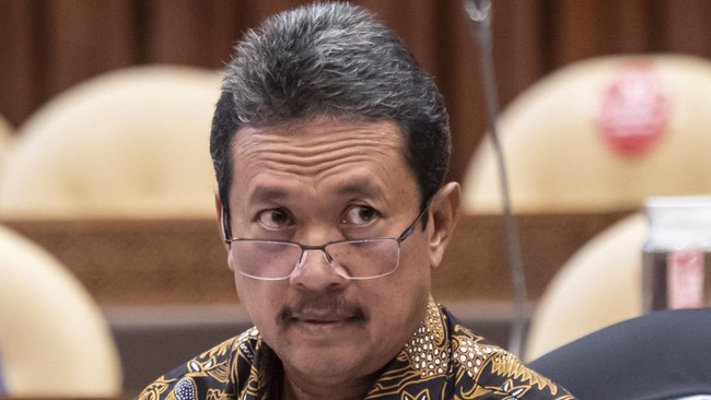 Menteri KKP Sakti Wahyu Trenggono membantah Jokowi menjual negara Indonesia melalui kebijakan izin ekspor pasir laut yang dikeluarkan baru-baru ini.