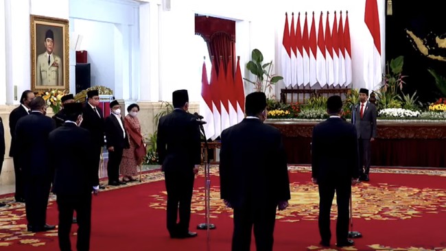 Presiden Joko Widodo resmi melantik tiga orang wakil menteri lewat reshuffle kabinet hari ini, Rabu (15/6).