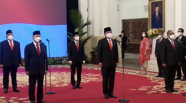 Presiden Joko Widodo resmi melantik Zulkifli Hasan dan Hadi Tjahjanto sebagai menteri serta 3 wakil menteri lewat reshuffle kabinet.