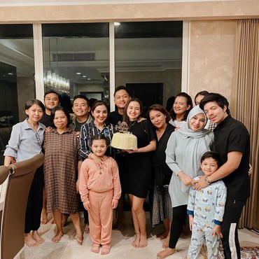 7 Momen Sarah Menzel Dapat Kejutan Manis dari Azriel Hermansyah & Camer