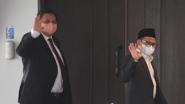 Ketum Golkar Airlangga Hartarto mengaku kompak bersama Ketum PKB Cak Imin setelah keluar bersamaan dari Istana Kepresidenan Jakarta usai pelantikan menteri.