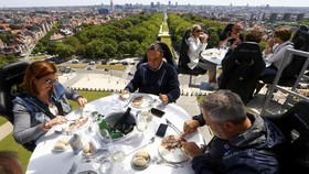FOTO: Makan dan Melayang di Langit Brussel