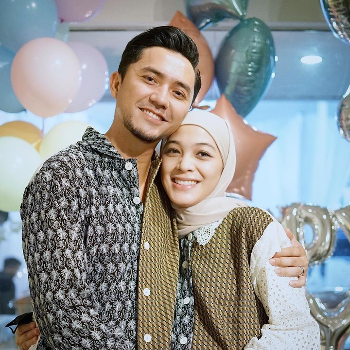 Hamil anak ke-3, pasangan Dian Ayu dan Ananda Omesh terlihat kompak lakukan maternity shoot, nih Bunda. Intip di sini yuk foto keluarga harmonis ini!
