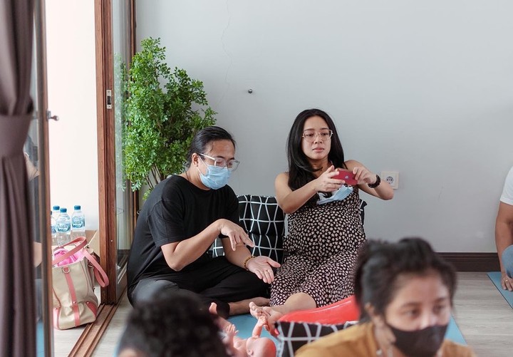 Sebelum melahirkan seorang bayi cantik pada 14 Juni lalu, Dea Ananda dan Ariel Nidji sempat mengikuti kelas menyusui lho. Keduanya terlihat kompak dan semangat.