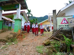 Melihat Rute Siswa SD Bone Jalan Kaki 7 Km ke Sekolah, Ada Ular-Babi Hutan