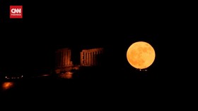 VIDEO: Momen Strawberry Super Moon Di Kuil Kuno Poseidon Yunani