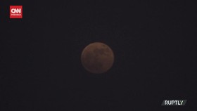 VIDEO: Menikmati Indahnya Strawberry Supermoon di Langit Teheran