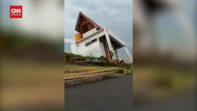 Seconds of Dozens of Houses in Amurang, North Sulawesi Collapsed by Abrasion