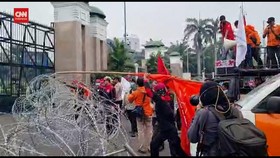 VIDEO: Demo Buruh di DPR Rusuh, Lima Orang Diamankan