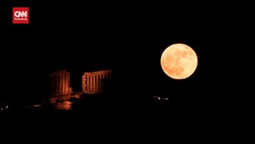 VIDEO: Fenomena Bulan Strawberry Moon di Langit Yunani
