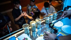 FOTO: Truk Jualan Ganja di Bangkok Diserbu Turis