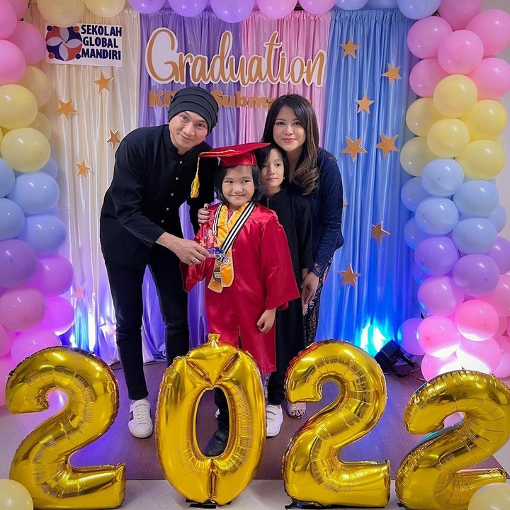 <p>Anji dan Wina Natalia dikaruniai dua anak laki-laki, salah satunya bernama Sigra Umar Narada. (Foto: Instagram @winataliaa)<br /><br /><br /></p>