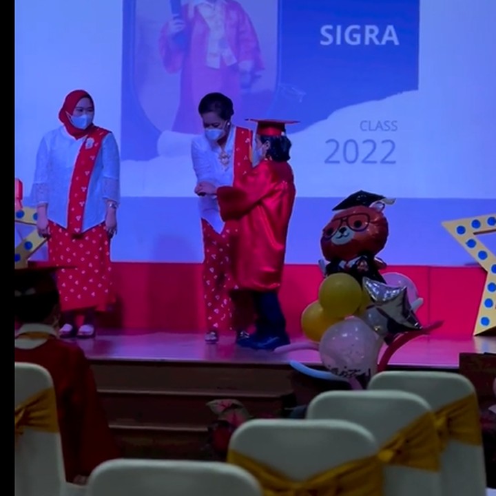 <p>Namun pada akhirnya, pasangan tersebut memilih opsi kedua. Dengan begitu, Sigra bisa belajar dan bersosialisasi dengan banyak orang. (Foto: Instagram @winataliaa)<br /><br /><br /></p>