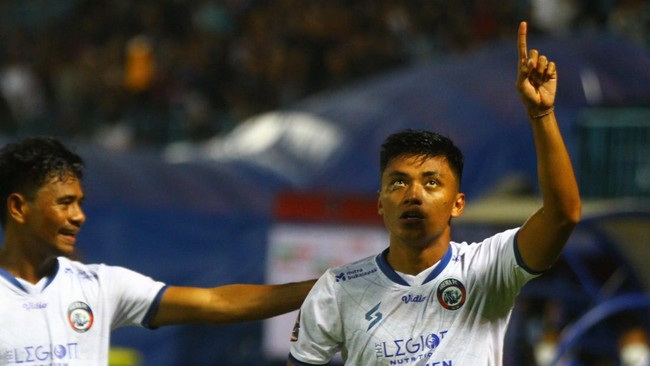 Arema FC berhasil mengalahkan Persik Kediri dengan skor 1-0. Berikut kronologi penalti kontroversial yang mewarnai laga tersebut.