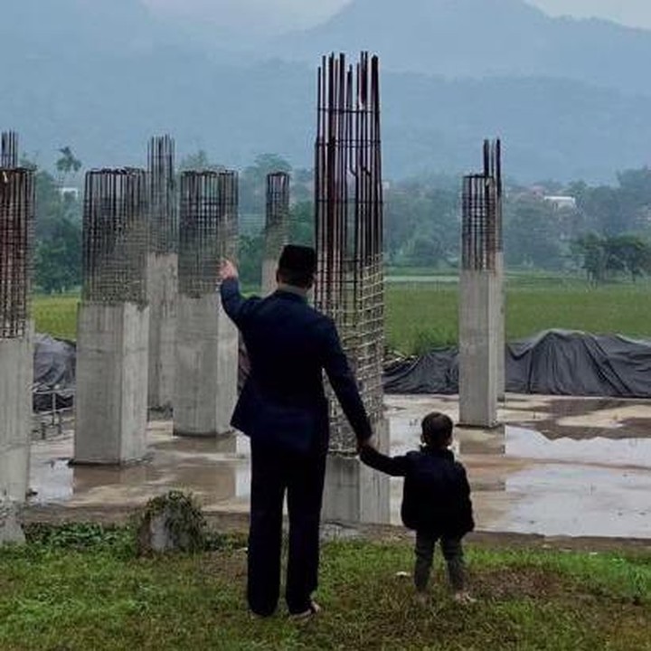 <p>Ridwan Kamil juga mengajak Arka untuk semangat menyelesaikan proyek masjid Al-Mumtadz, yang didedikasikan untung mendiang Eril. (Foto: Instagram @ridwankamil)</p>