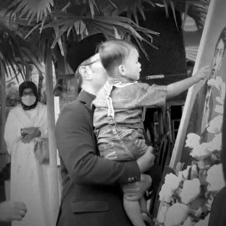 <p>Kepergian anak sulung, Emmeril Kahn Mumtadz meninggalkan duka mendalam bagi Ridwan Kamil dan Atalia Praratya. Namun, di tengah duka, ada Arkana yang selalu menghibur keluarga itu. (Foto: Instagram @arkanaidan)</p>