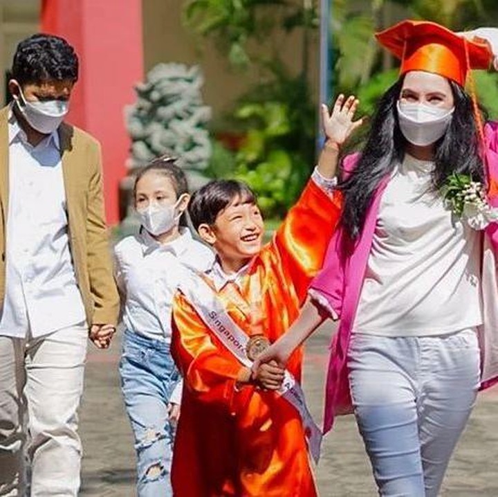 <p>Arumi Bachsin kompak berpakaian serba putih bersama anak dan suaminya saat mendampingi Al Qeinan wisuda TK. Ia juga menambahkannya dengan blazer. Terlihat formal tapi santai ya, Bunda. (Foto: Instagram @arumibachsin_94)</p>
