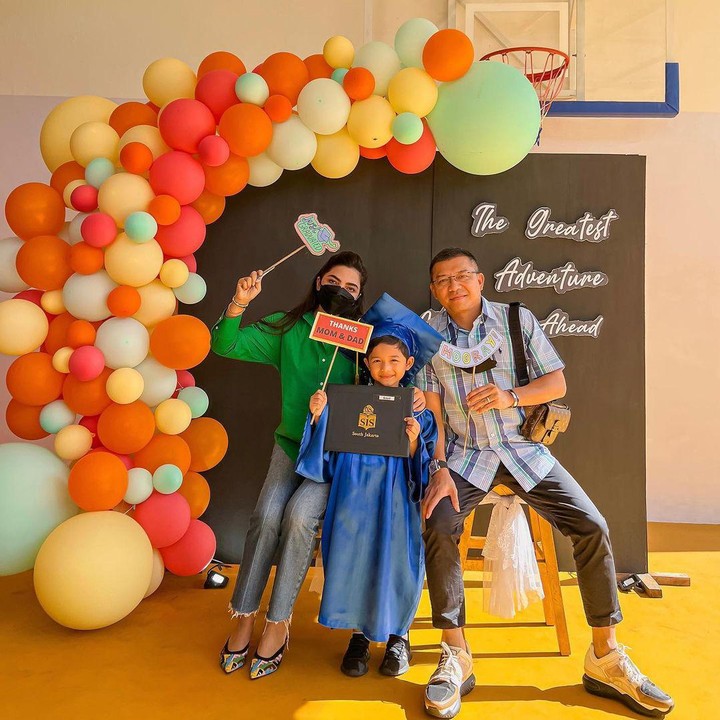 <p>Asyanty turut mendampingi Arsya yang telah menyelesaikan masa kanak-kanaknya. Ia justru memilih gaya pakaian kasual. (Foto: Instagram @ashanty_ash)</p>