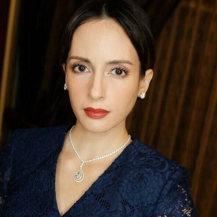<p>Di usia yang sudah lebih dari setengah abad, penampilan istri Muhammad Lutfi masih terlihat <em>stunning,</em> ya? Gayanya tak kalah memukau ketika mengenakan busana kebaya. (Foto: Instagram @bianca.alinda)</p>