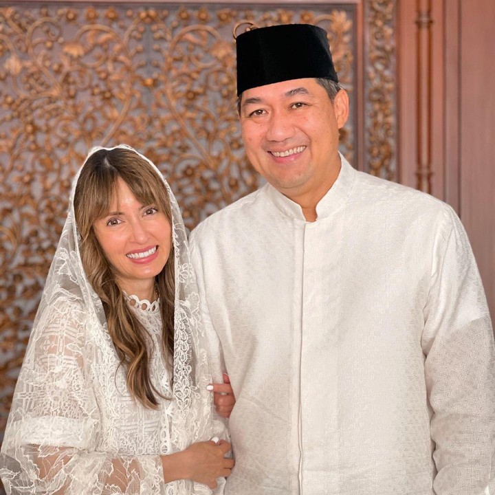 <p>Nama M. Lutfi selaku Menteri Perdagangan RI termasuk salah satu yang disebut Jokowi dalam pengumuman <em>reshuffle</em> kabinet pada Rabu (16/6/2022), dan diturunkan dari jabatannya. Karenanya, sang istri, Bianca Adinegoro turut diperbincangkan. (Foto: Instagram @bianca.alinda)<br /><br /><br /></p>