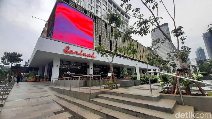 Naik MRT ke Sarinah bisa menjadi pilihan untuk menikmati waktu liburan&period; Sarinah kini kembali dibuka dengan tampilan gedung lebih modern&period;