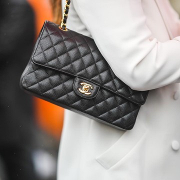 Demi Biaya Perceraian, Selebriti Ini Rela Jual Koleksi Tas Chanel Miliknya!