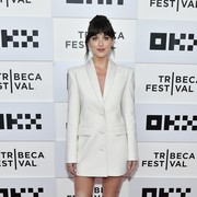 Dakota Johnson Tampil Seksi dan Mewah dengan Blazer Dress Berhiaskan Kristal di Festival Film Tribeca