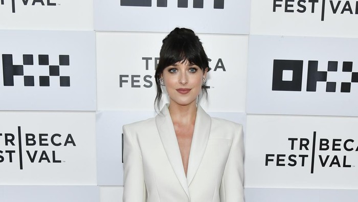 Beda Gaya Dakota Johnson dan Hailey Bieber Pakai Gaun Blazer yang Seksi dan Stylish!