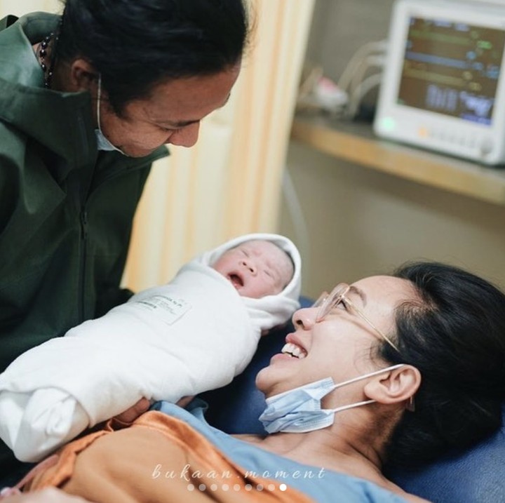 <p>Kini, seorang bayi mungil nan cantik sudah hadir. Dea dan Ariel memberikan nama yang juga cantik Sanne El Azhar yang bermakna bunga dari Tuhan yang bercahaya. Kita doakan semoga Sanne tumbuh menjadi anak perempuan yang senantiasa sehat dan bahagia ya Bunda. Foto: Instagram dea_ananda</p>