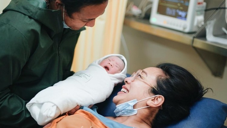 Dea Ananda melahirkan anak pertama Dea Ananda melahirkan anak pertama