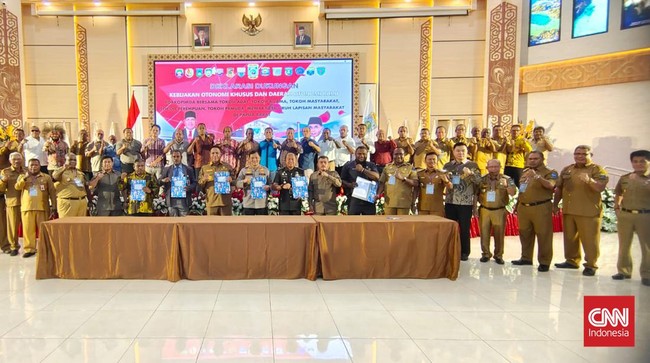 Penjabat Gubernur Papua Barat Paulus Waterpau mengaku akan mengantar hasil deklarasi dukungan DOB dan Otsus Papua dari 13 daerah di provinsi itu ke Jokowi.