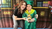 <p>Dhena pun menyebut dirinya sangat bangga pada Zayn. "Mama bangga sama kamuu dek, berhasil lulus TK <em>yeay!!</em> Karena perjuangan bangett buat bangunin sekolah," tulis Dhena sebagai caption. (Foto: Instagram @dhenafrizzy)</p>