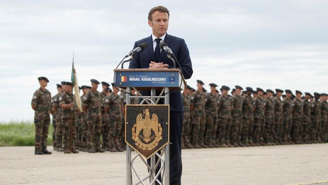 Emmanuel Macron ke pangkalan NATO di Rumania untuk bertemu pasukan Prancis. Macron memastikan Prancis akan melakukan segala upaya untuk menyetop invasi Rusia.