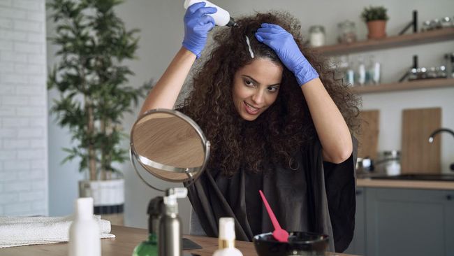 Belakangan, viral seorang wanita yang mengaku mengidap leukemia karena hobi gonta-ganti warna rambut. Benarkan pewarnaan rambut bisa picu kanker darah?