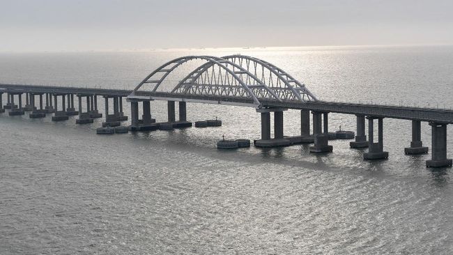 Ukraina mengancam bakal menghancurkan jembatan terpanjang di Eropa yang menghubungkan Crimea dengan Rusia.