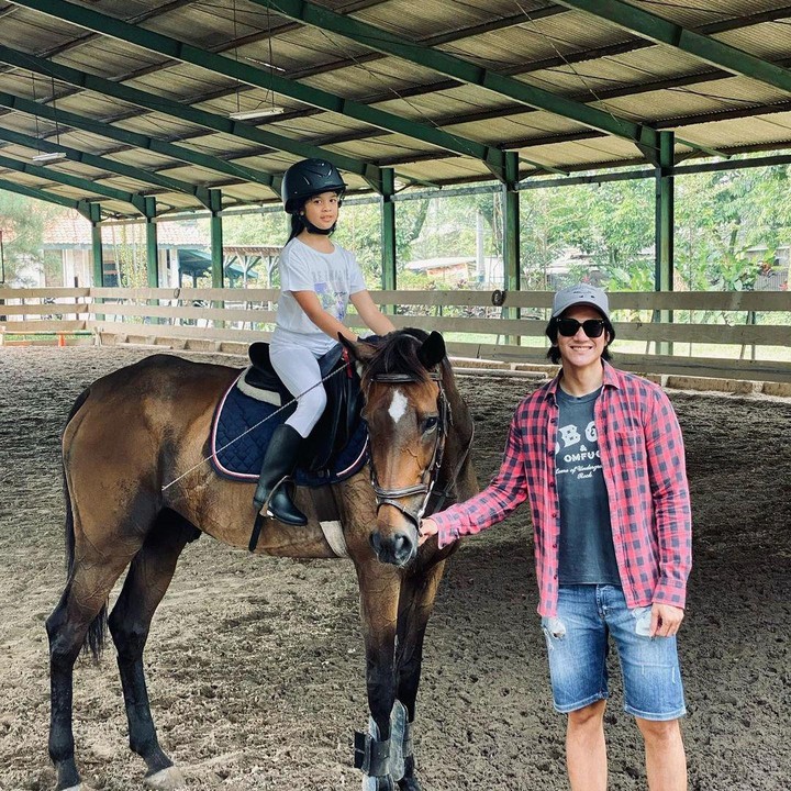 <p>Kedekatan antara Vino dengan anak semata wayangnya itu beberapa kali diunggah melalui Instagram pribadinya. Termasuk saat ia menemani Jizzy berkuda. (Foto: Instagram @vinogbastian__)</p>
