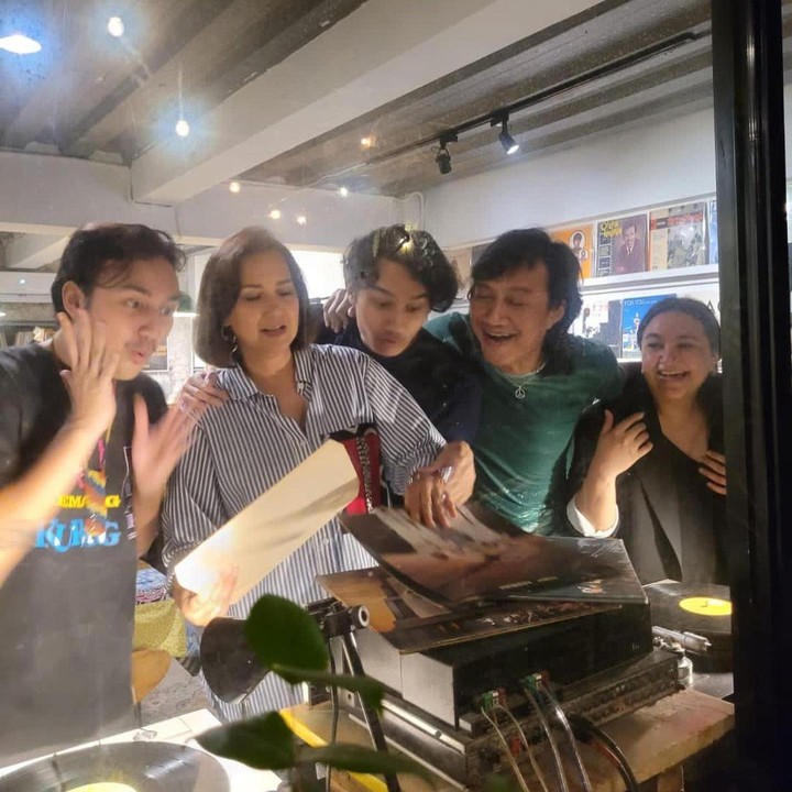 <p>Ternyata, perkumpulan tersebut dilakukan untuk merayakan ulang tahun sang putri, Chika Bagaskara. (Foto: Instagram @irawbw)<br /><br /><br /></p>