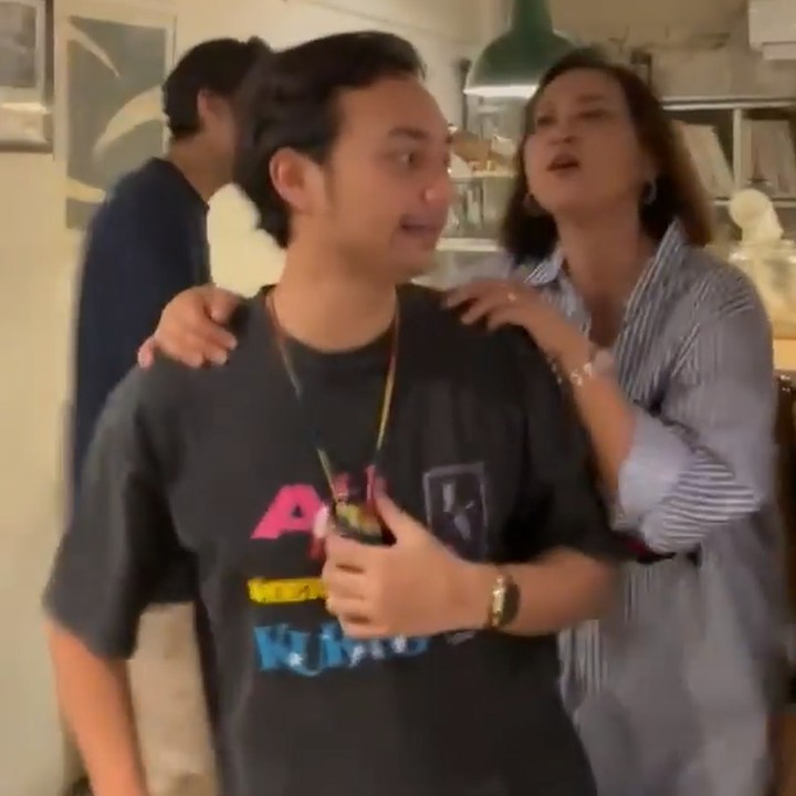 <p>"Seru banget tempat yg Chika pilih utk merayakan ulang tahunnya…very intimate…hangat…dan kita bs dengerin musik dr piringan hitam…dr koleksi yg tersedia di lokasi, maupun yg kita bawa sendiri…(aku bawa ABBA dong pastinyaaa…)…bernostalgia…nyanyi2…dansa2…ngobrol kesana-kemari…seru deh pokoknya…," ujarnya. (Foto: Instagram @irawbw)<br /><br /><br /></p>