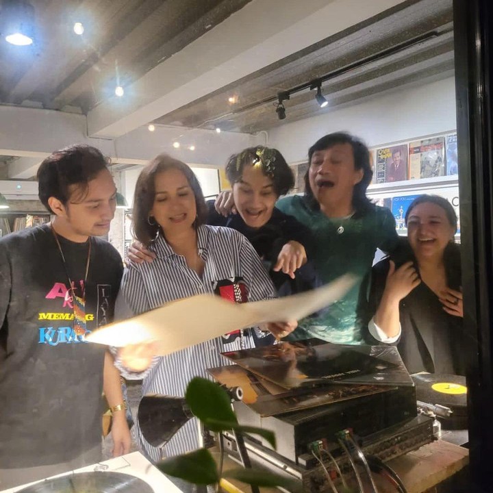 <p>Beberapa waktu yang lalu, Ira Wibowo bagikan momen kebersaman dengan anak-anak dan mantan suaminya, yakni Katon Bagaskara nih, Bunda. (Foto: Instagram @irawbw)<br /><br /><br /></p>