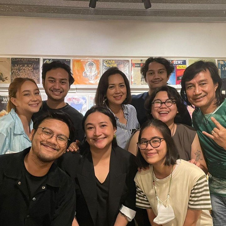 <p>Momen hangat keluarga ini lantas menuai banyak doa dari netizen, Bunda. Mereka meninggalkan ucapan selamat dan doa untuk keduanya. "Happy birthday mas Katon dan Chika, panjang umur, sehat selalu dan bahagia terus," ujar @nail****. (Foto: Instagram @irawbw)</p>