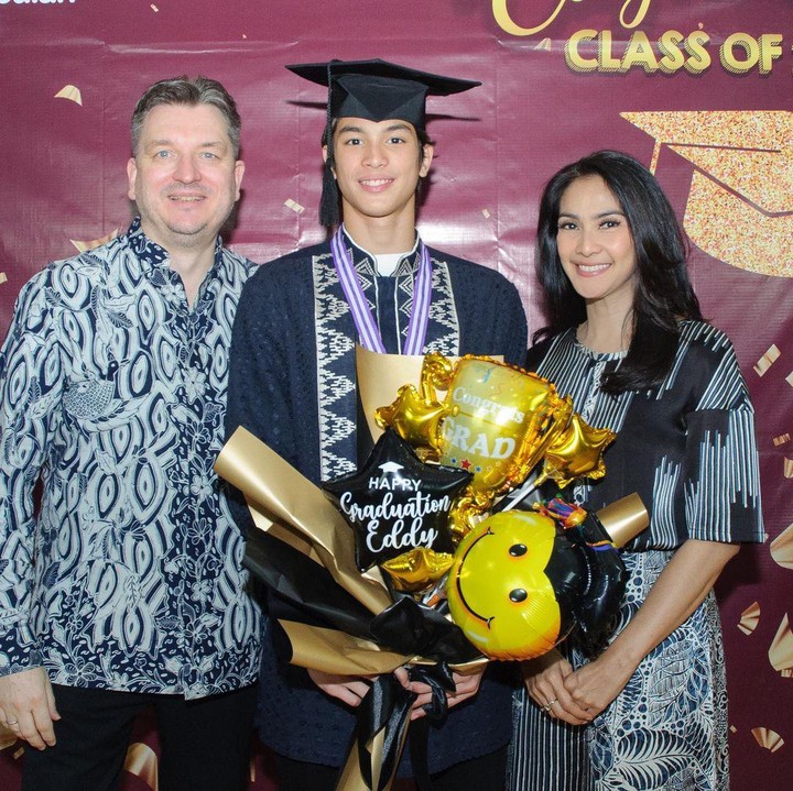 <p>Keluarga kecil Maudy Koesnadi kompak mengenakan baju senada saat menghadiri wisuda SMP putra semata wayangnya, Eddy Meijer. (Foto: Instagram @maudykoesnaedi)</p>
