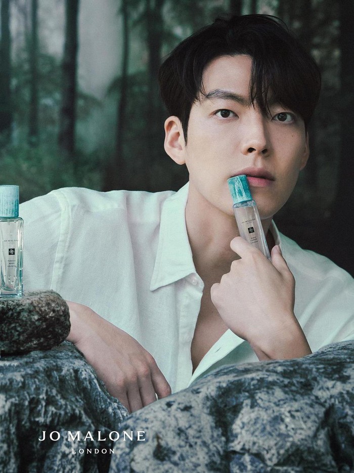 Dalam potretnya, Kim Woo Bin memamerkan beberapa koleksi terbaru Jo Malone London, yaitu Crystal Campion Cologne, Salty Amber Cologne, Aqua Lemon Cologne, serta Forest Moss Cologne./ Foto: instagram.com/____kimwoobin