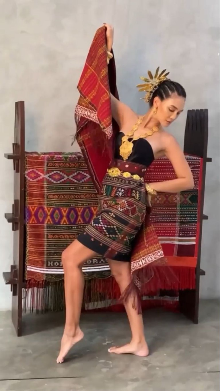 Luna Maya Pakai Kain Ulos