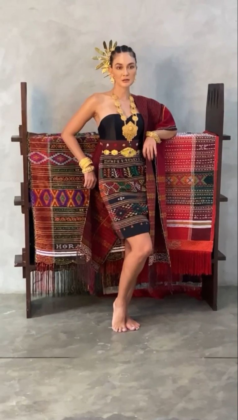 Luna Maya Pakai Kain Ulos Luna Maya Pakai Kain Ulos