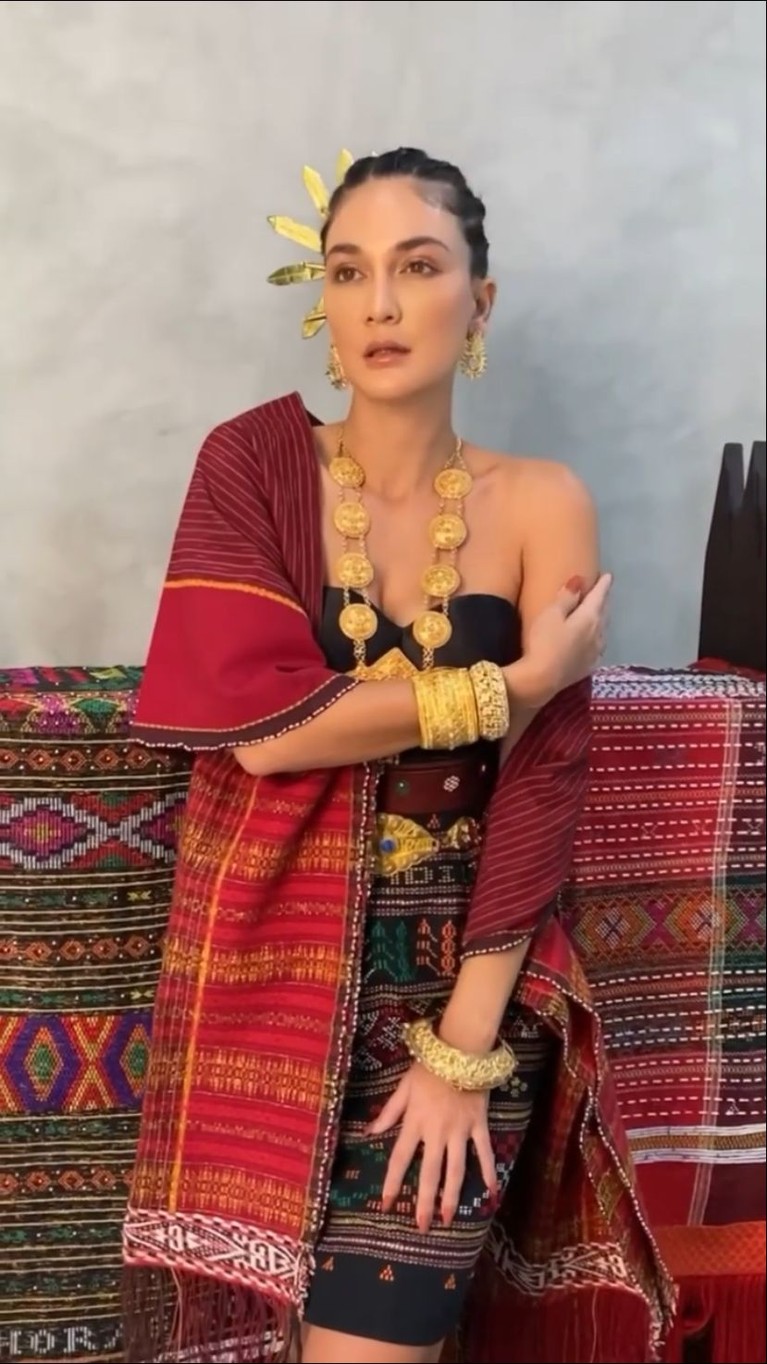 Luna Maya Pakai Kain Ulos Luna Maya Pakai Kain Ulos