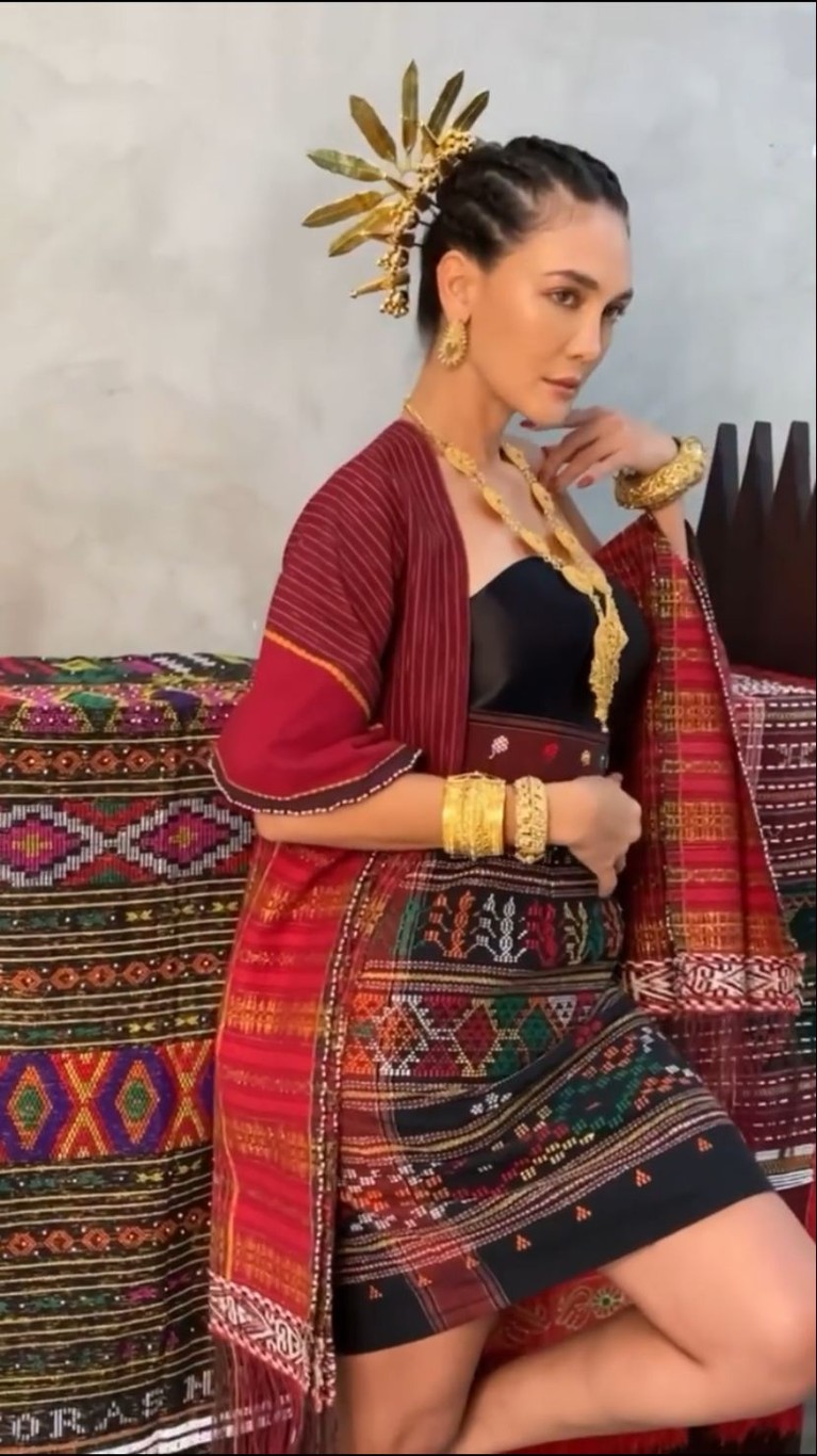 Luna Maya Pakai Kain Ulos Luna Maya Pakai Kain Ulos