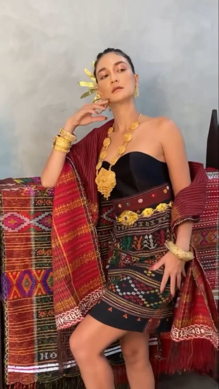 Luna Maya Pakai Kain Ulos Luna Maya Pakai Kain Ulos