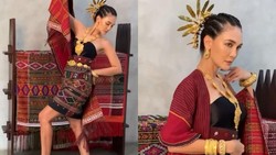 7 Pesona Luna Maya dalam Balutan Kain Ulos Disebut Princess Batak