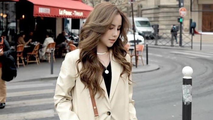 Tampilkan Kesan Girl Boss dengan Padu Padan Blazer ala Agatha Chelsea